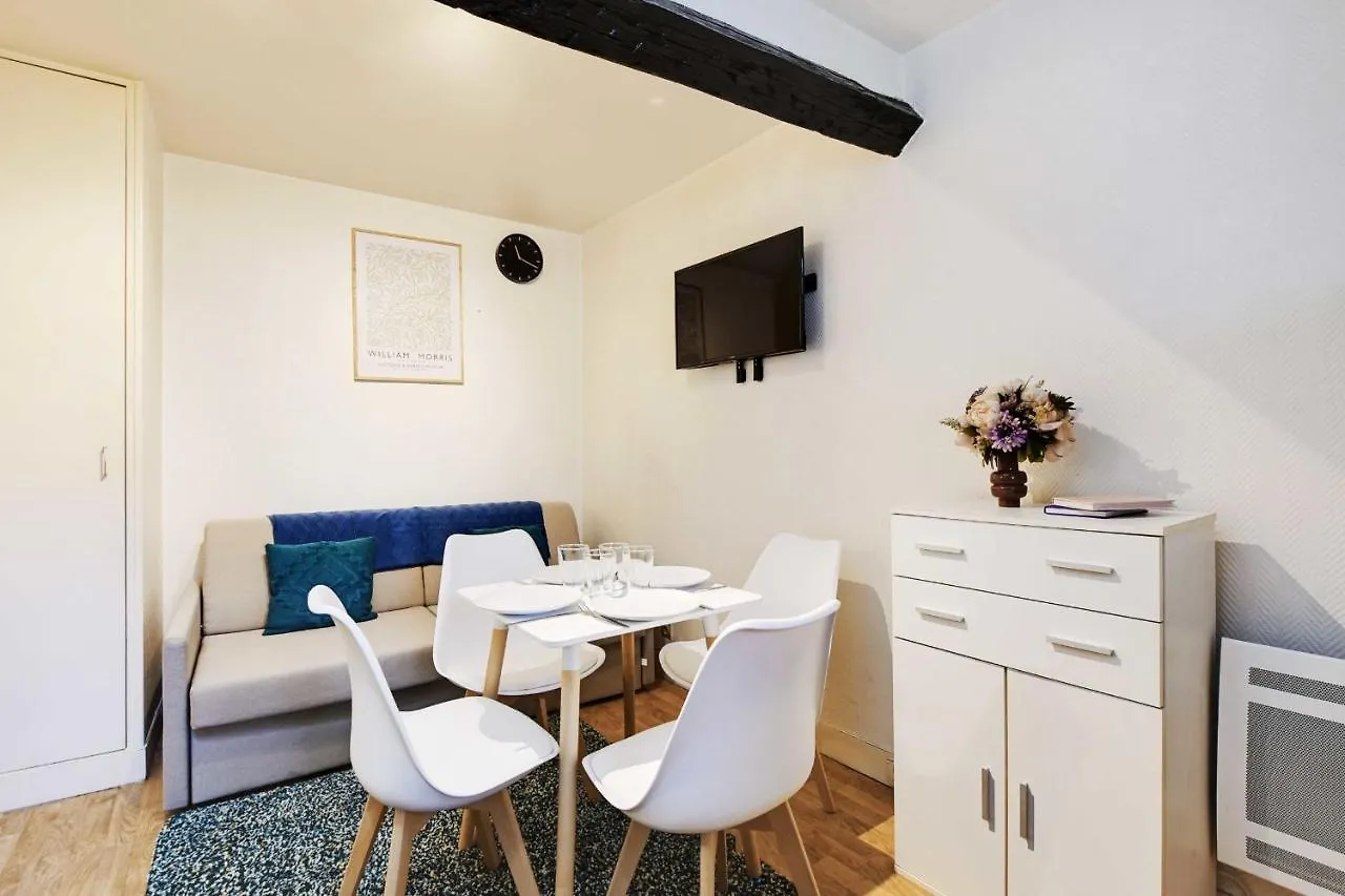 Apartment In The Heart Of The Marais contacts